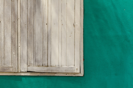 老白木窗口和绿色彩绘墙体