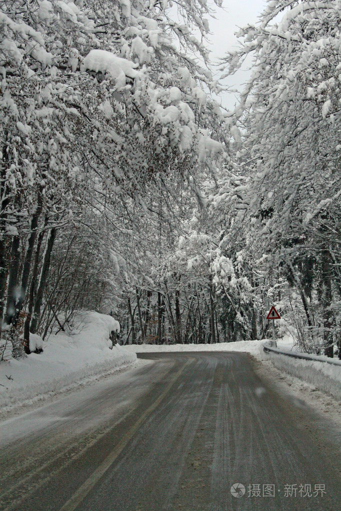 冬季雪在山上供过境的危险的结冰道路
