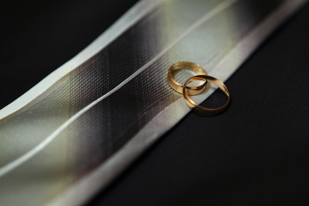 在新郎的围巾上的结婚戒指