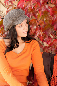 秋季时尚肖像年轻女人放松工作台