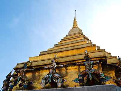 雕像守卫在宝塔在曼谷，泰国玉佛寺