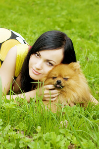 女孩和一只狗在公园玩