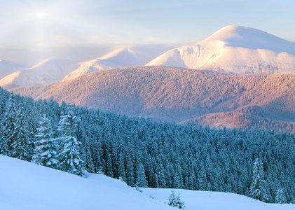 雪山日出景观图片
