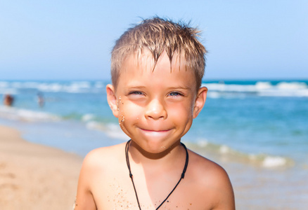 在海滩上的小男孩