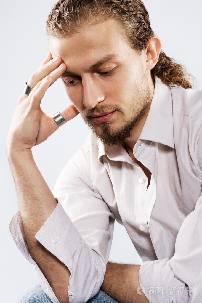 英俊体贴的男人