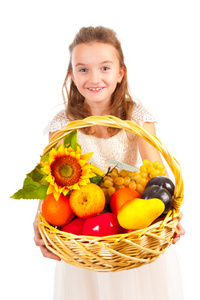 少女抱著装满新鲜的水果篮子