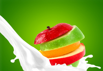 溅与苹果牛奶照片