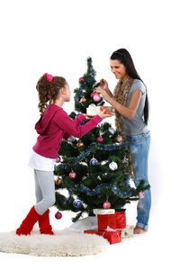 母亲和女儿附近的一棵圣诞树，与白色b上孤立的礼物
