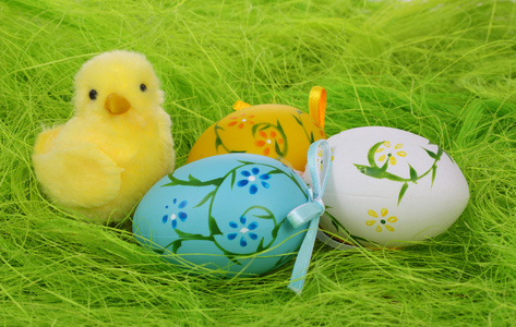 小小黄色复活节鸡和七彩复活节彩蛋
