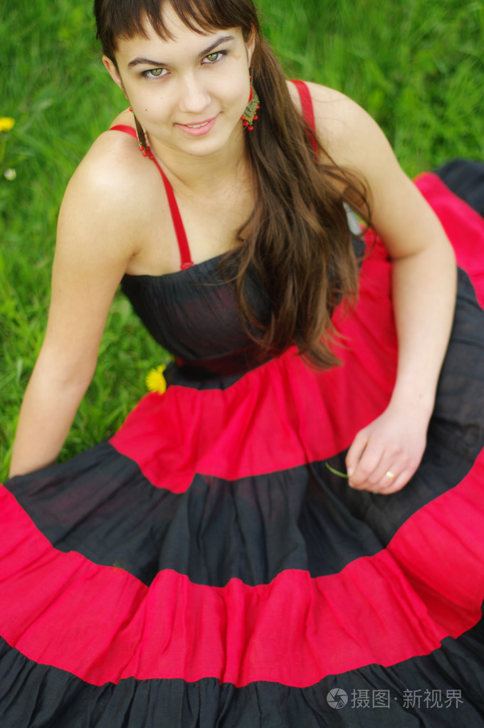 穿红衣服的吉普赛姑娘