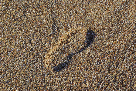 脚打印在地中海海滩上。作为背景或背景