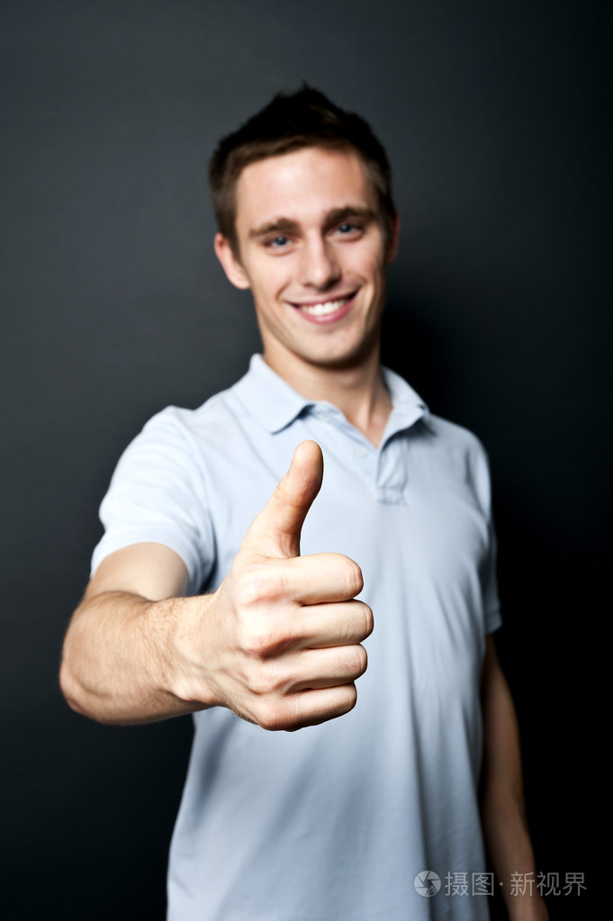 竖起大拇指的男人