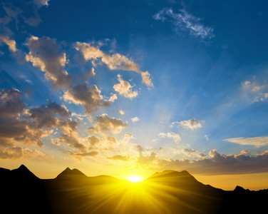 在山中美丽的日出照片