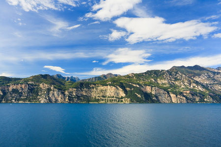 天空山和水