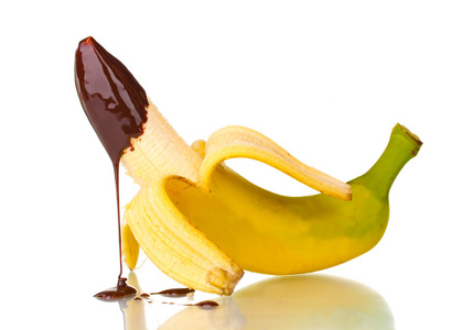打开与孤立在白色的巧克力香蕉