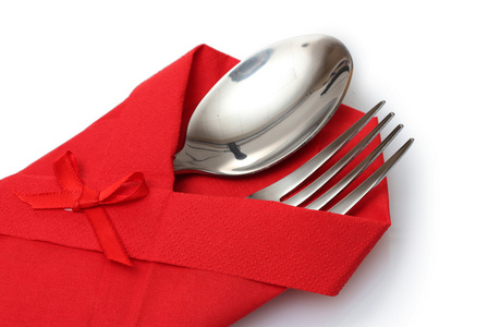 叉子和勺子在红布带上白色隔离一鞠躬