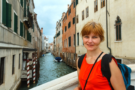 在威尼斯的女人旅游