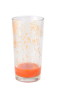 半满番茄汁被隔绝在白色背景上的玻璃