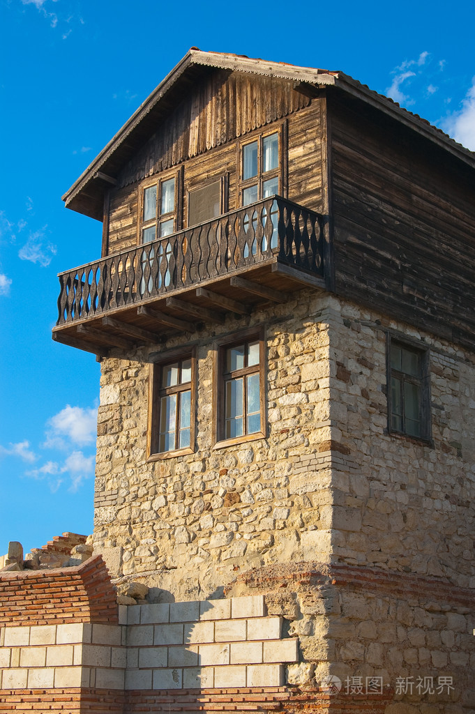 摄图新视界 照片 建筑 房子顶上石做的木房子.jpg