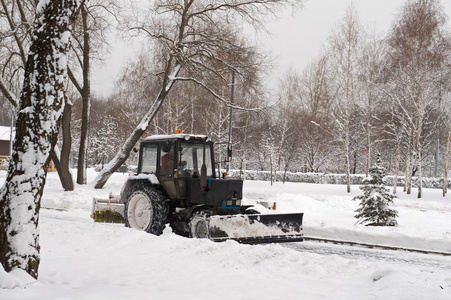 在公园的小拖拉机除雪