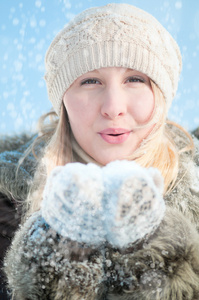 冬季女人吹雪