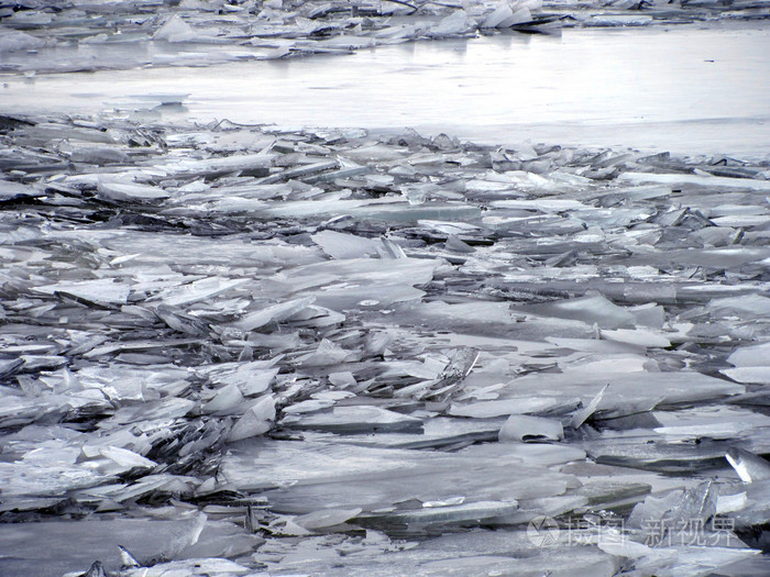 河上的碎的冰