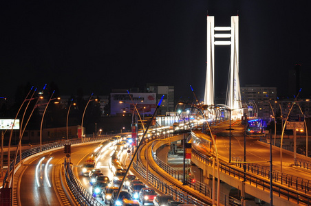 夜交通上 basarab 桥，布加勒斯特，罗马尼亚