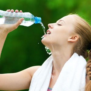 运动后的女人饮用水