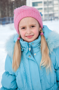 7 岁女孩在冬天的衣服的肖像