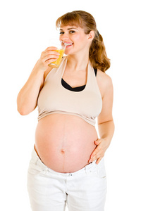 快乐美丽的孕妇喝橙汁