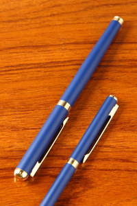 两个蓝色的笔