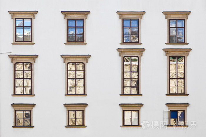 在维也纳霍夫堡宫外立面老 windows