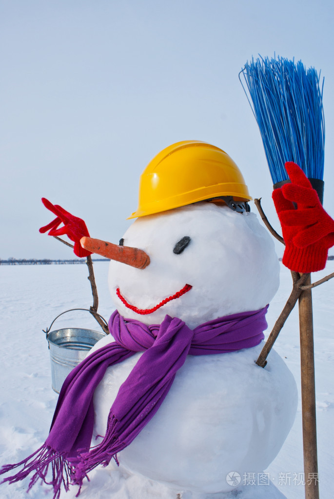在雪原孤独雪人