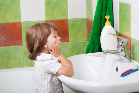 小女孩在浴室中洗照片