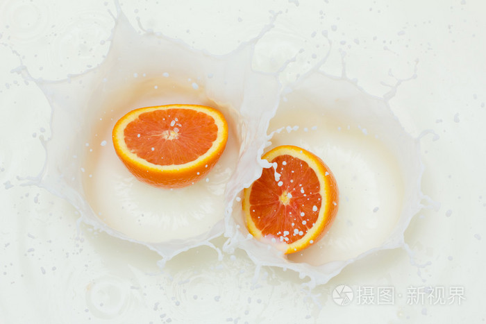 橙色和泼牛奶