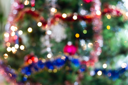 blured 背景下的一棵圣诞树，以五彩缤纷的灯饰