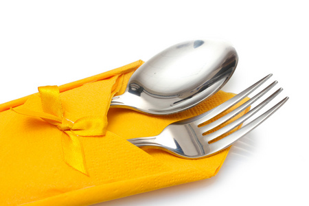 叉子和勺子在黄色布带上白色隔离一鞠躬