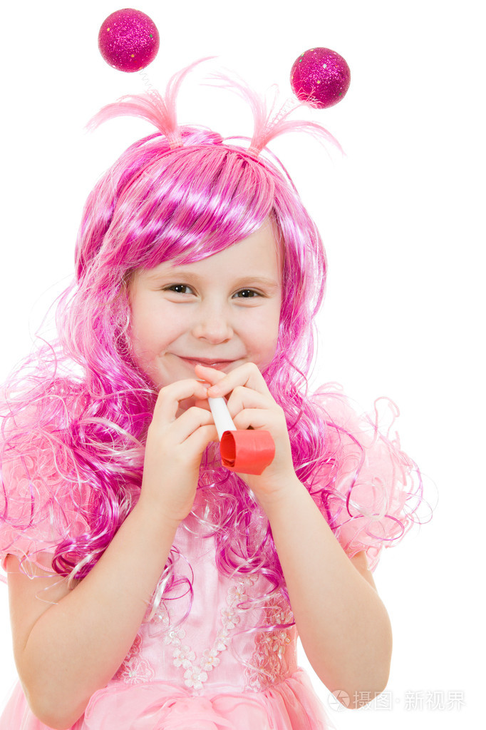 穿着粉色衣服吹一声口哨上白色backgrou粉色头发的女孩