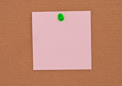 附绿色 pin 的粉红色便条纸