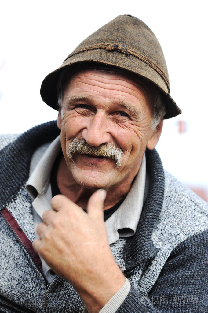 一个快乐的老头笑的很好形象