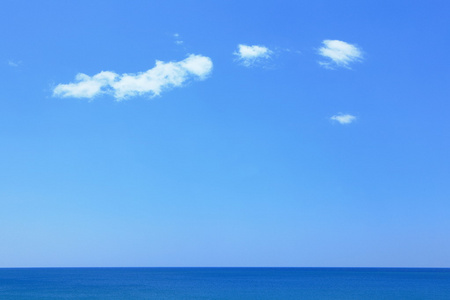 舒适蓝色的大海 天空和白色云