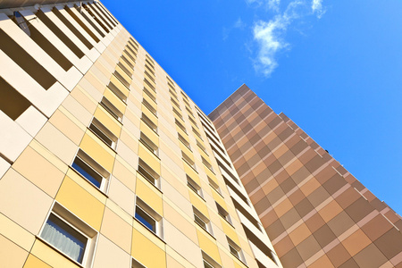 公寓，蓝蓝的天空摩天大楼的外观