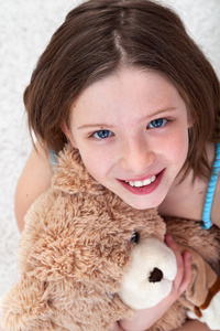 年轻女孩与玩具熊