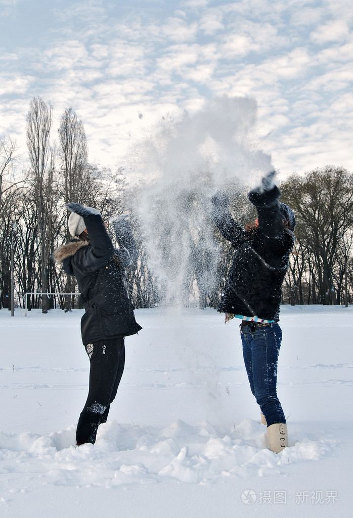 两姐妹玩雪