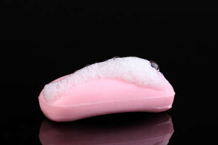 粉红色肥皂泡沫隔离在黑色