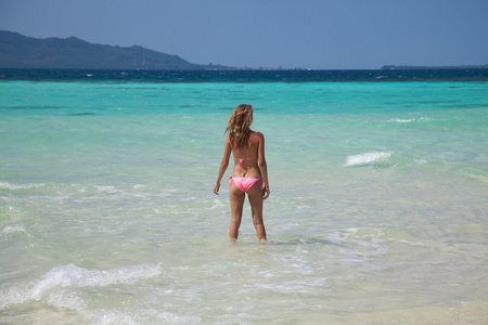 女人在一个热带海滩