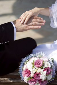 新娘和新郎的结婚戒指的手