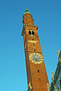 中世纪塔的维琴察大教堂 palladiana