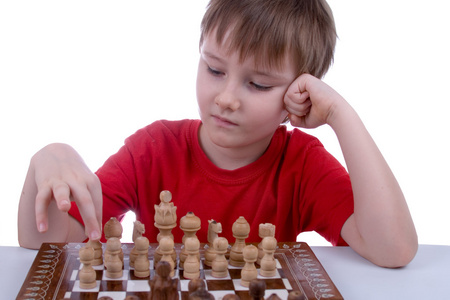 男孩下棋