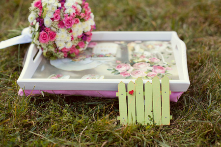 在草地上，粉红和白色婚礼花束